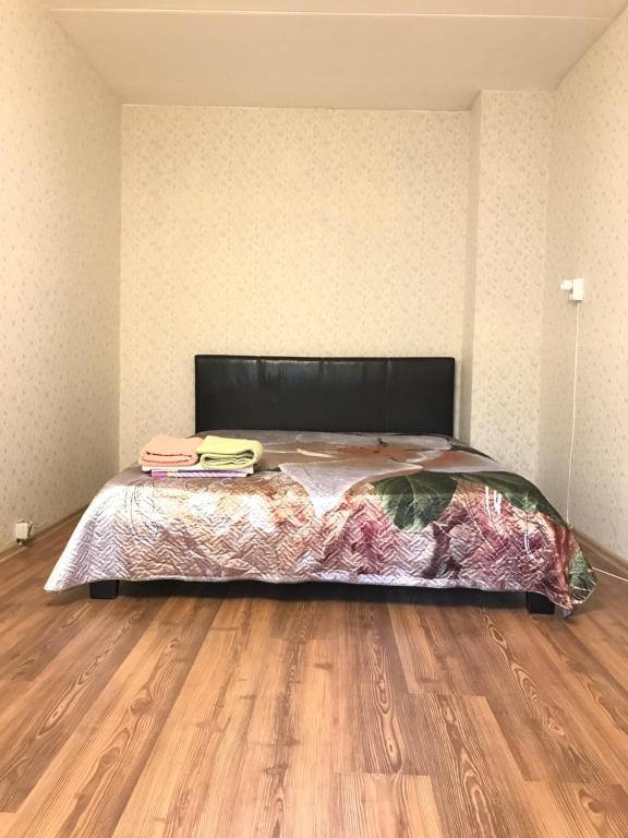 モスクワにあるApartment G-Kvartal Aeraportのウッドフロアのドミトリールーム(ベッド1台)