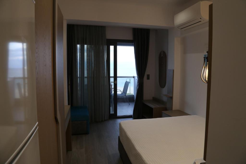 A bed or beds in a room at Amalia Rooms Sea View