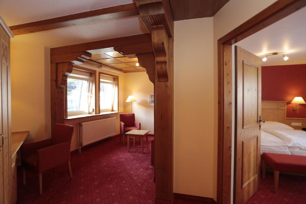 Postel nebo postele na pokoji v ubytování AKZENT Hotel Berg's Alte Bauernschänke- Wellness und Wein