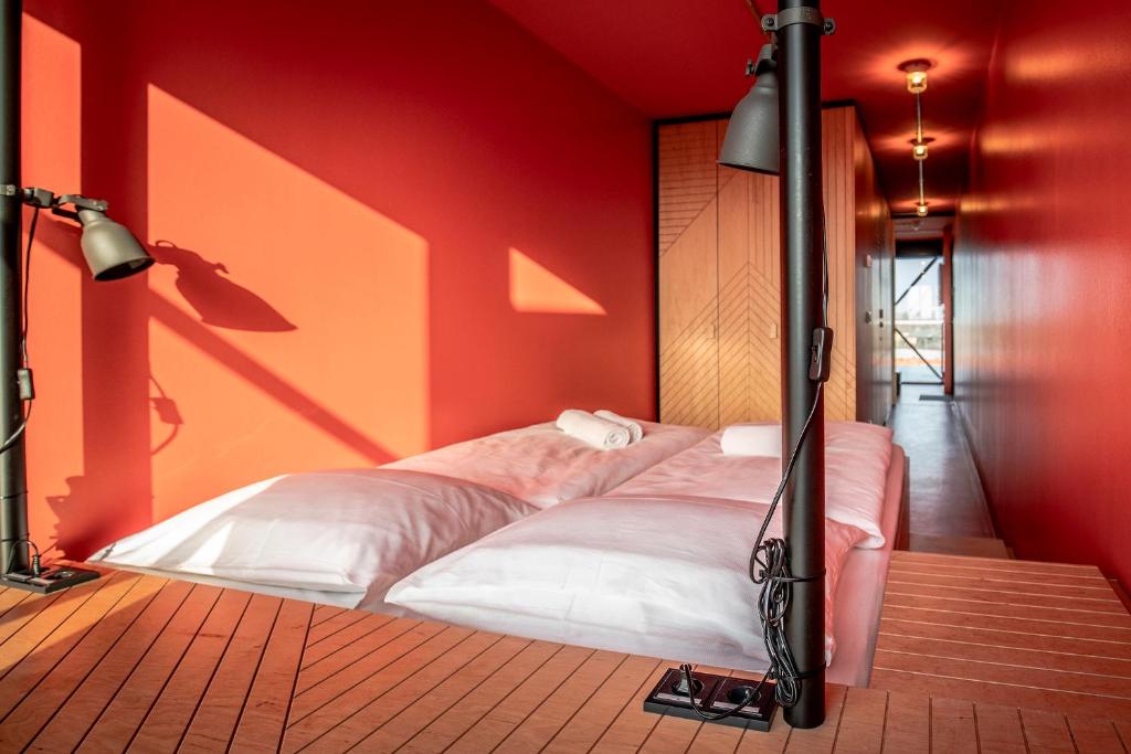 Postel nebo postele na pokoji v ubytování DOCK INN Hostel Warnemünde