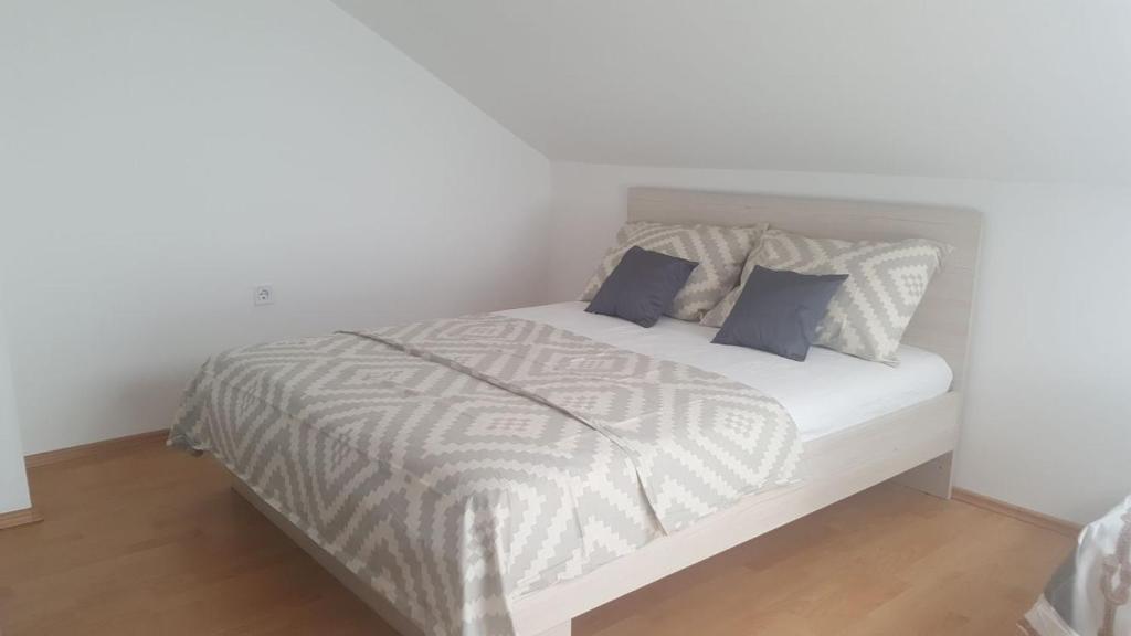 Łóżko lub łóżka w pokoju w obiekcie Apartments Venerea