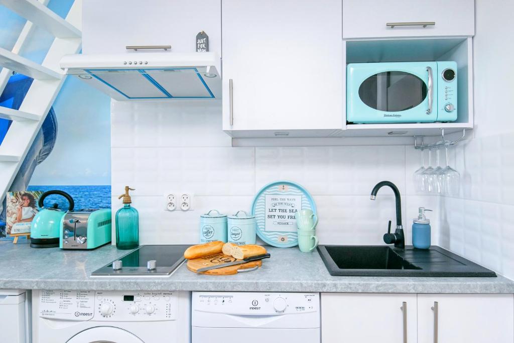 Kuchyňa alebo kuchynka v ubytovaní BERG Apartament BLUE GDANSK
