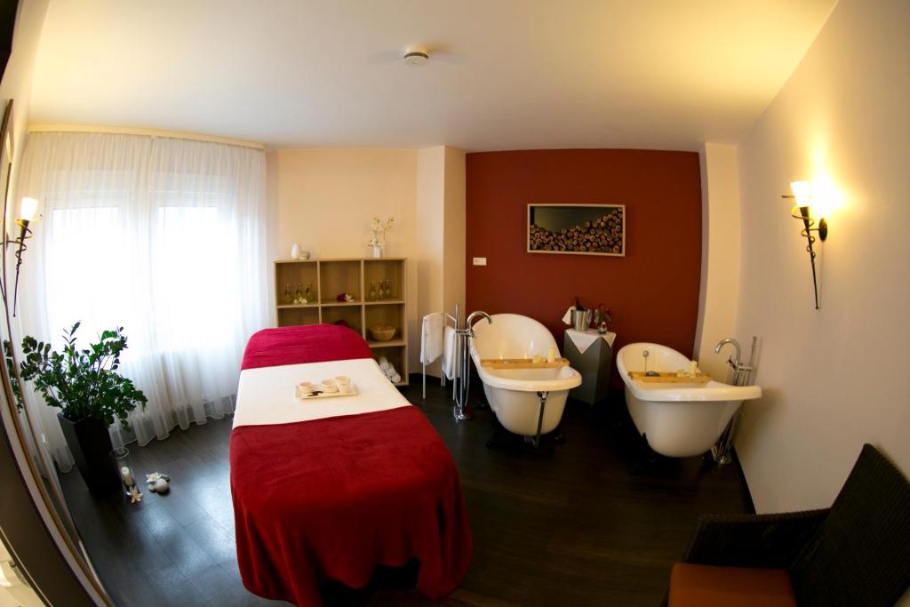Koupelna v ubytování AKZENT Hotel Berg's Alte Bauernschänke- Wellness und Wein