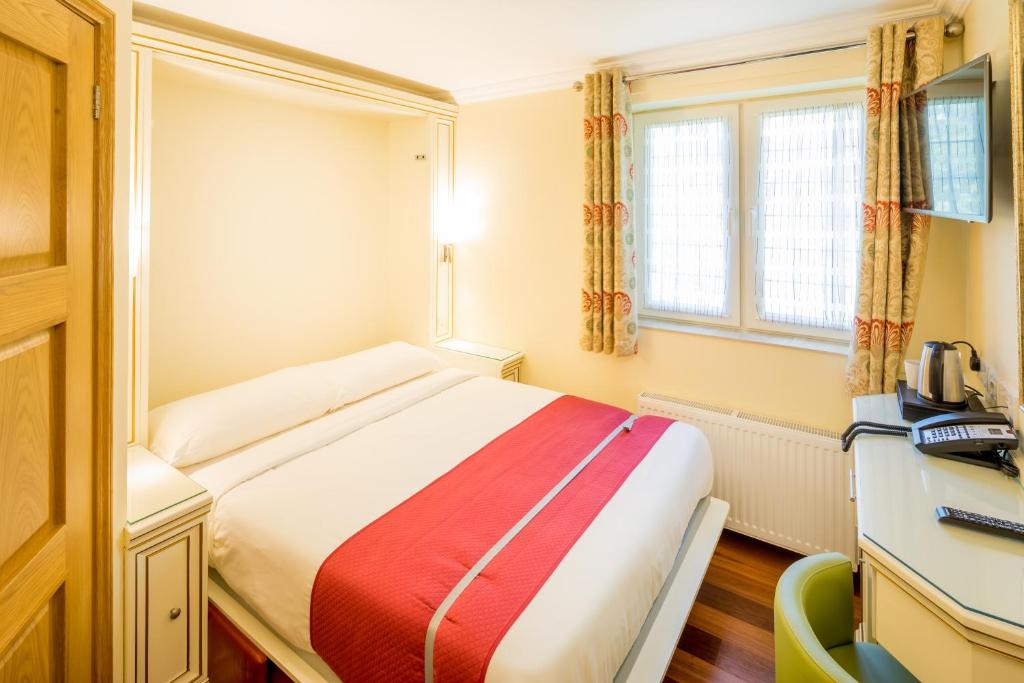 Postel nebo postele na pokoji v ubytování Linton Hotel Luton