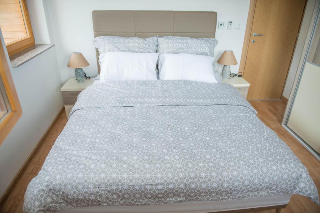 Postel nebo postele na pokoji v ubytování Leader apartment