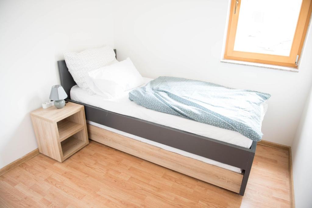 Postel nebo postele na pokoji v ubytování Leader apartment