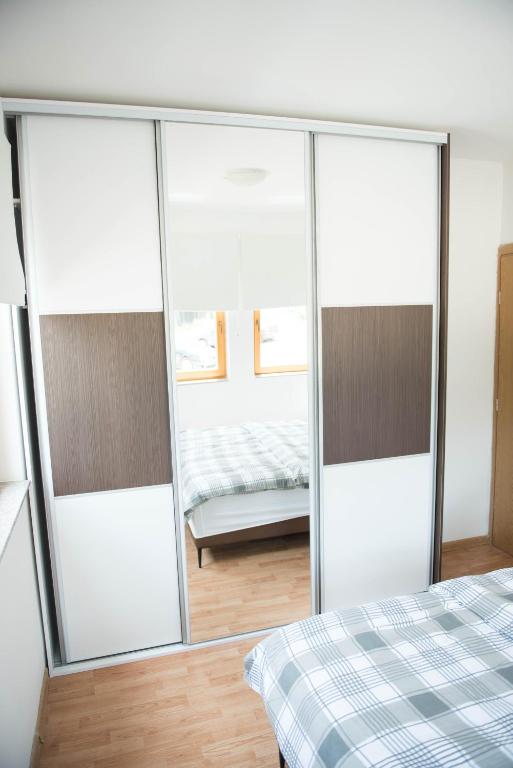 Postel nebo postele na pokoji v ubytování Leader apartment