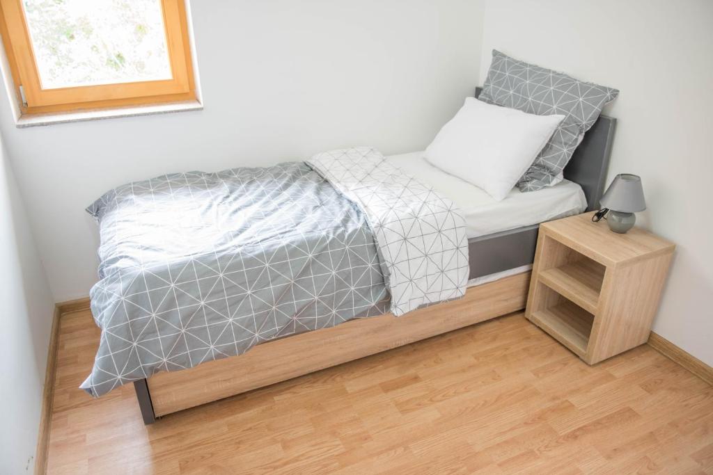 Postel nebo postele na pokoji v ubytování Leader apartment