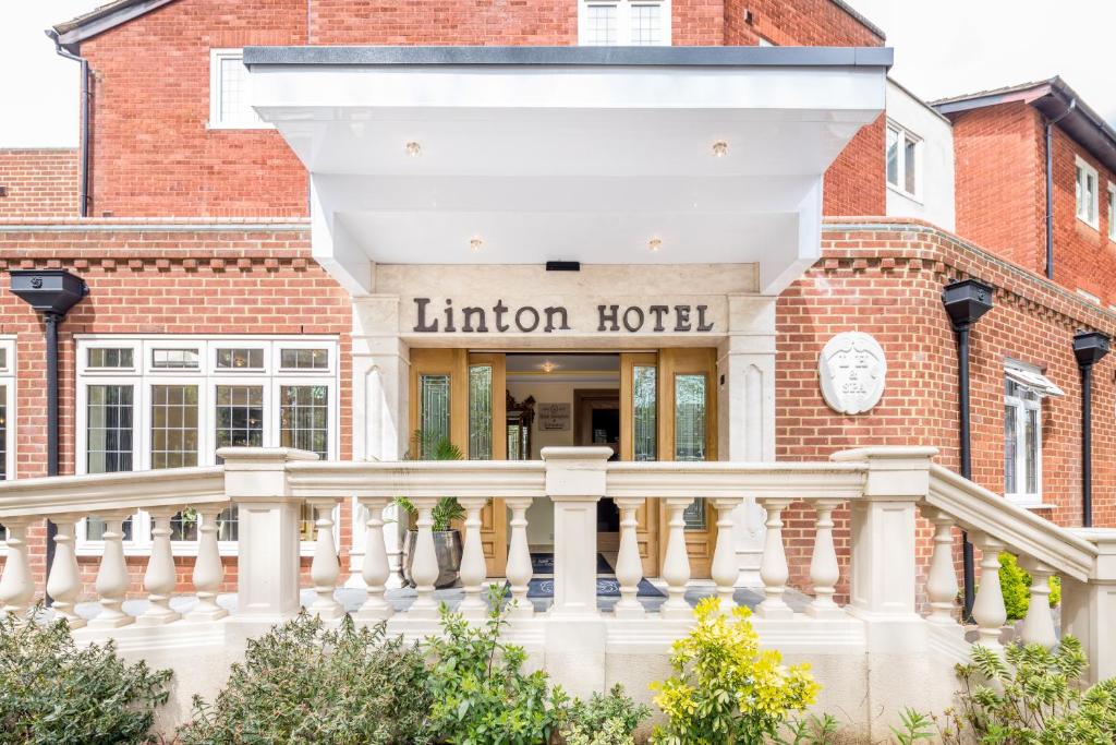 una vista del hotel Linton desde la parte delantera del edificio en Linton Hotel Luton en Luton