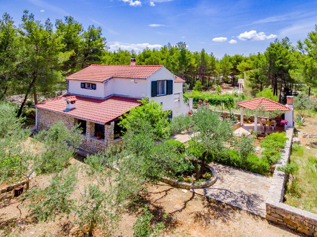 una vista aérea de una casa con jardín en Apartment Rusula, en Milna