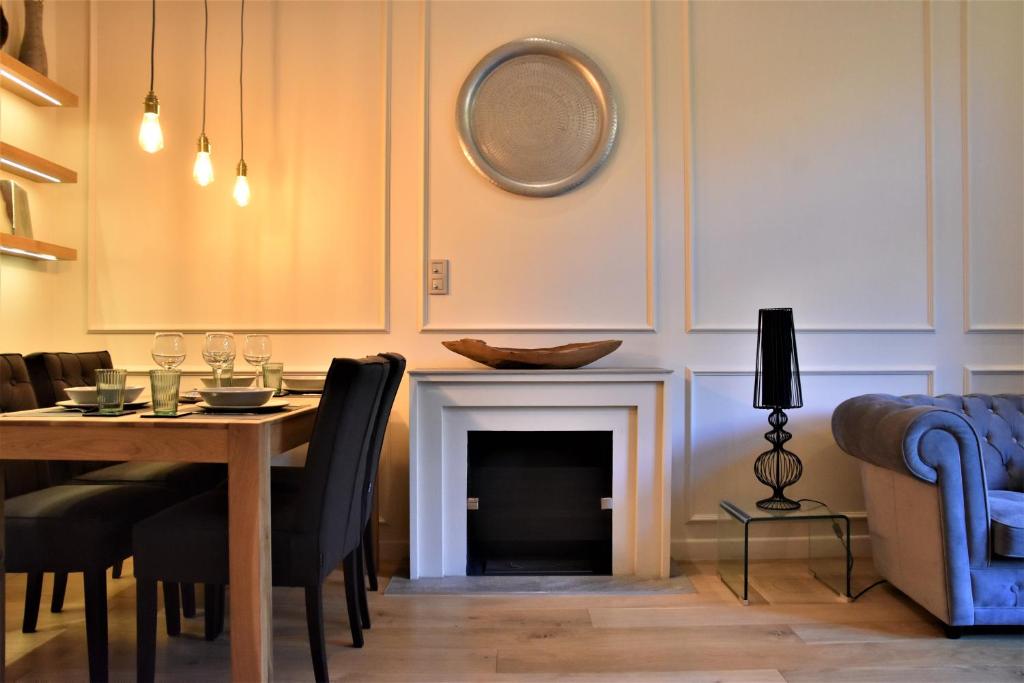 een eetkamer met een tafel en een open haard bij Luxury Flat Near Castle Hill in Boedapest