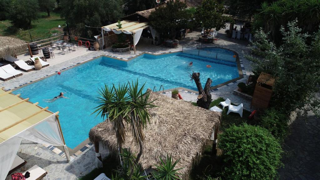 una vista sul tetto di una piscina con persone di Spiti Nikos a Danilia