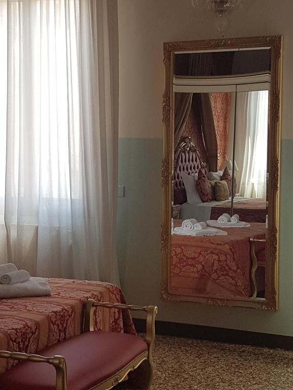 Postel nebo postele na pokoji v ubytování Friendly Venice Suites