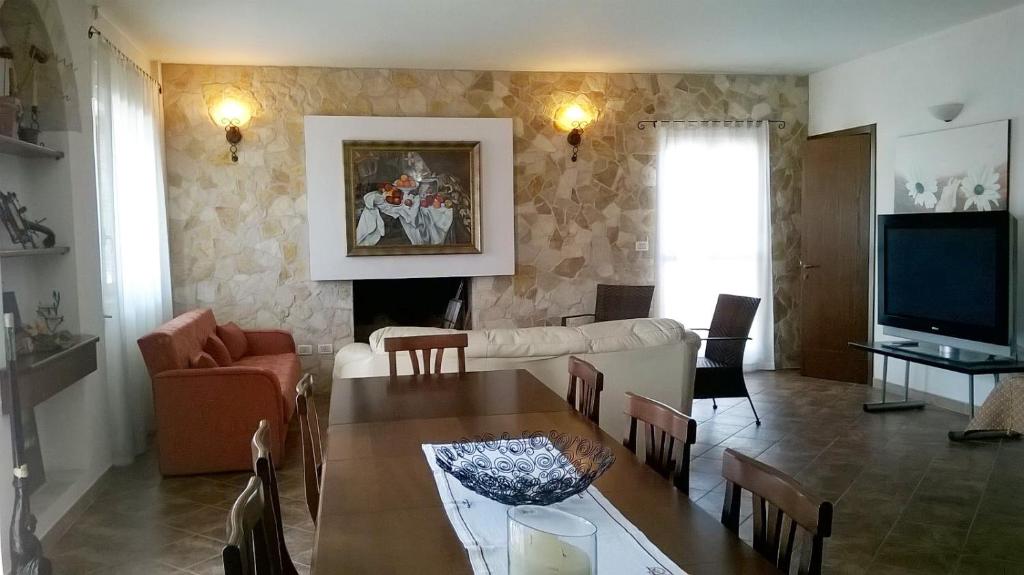 - un salon avec un canapé et une table dans l'établissement Casa Elda, à Galatone