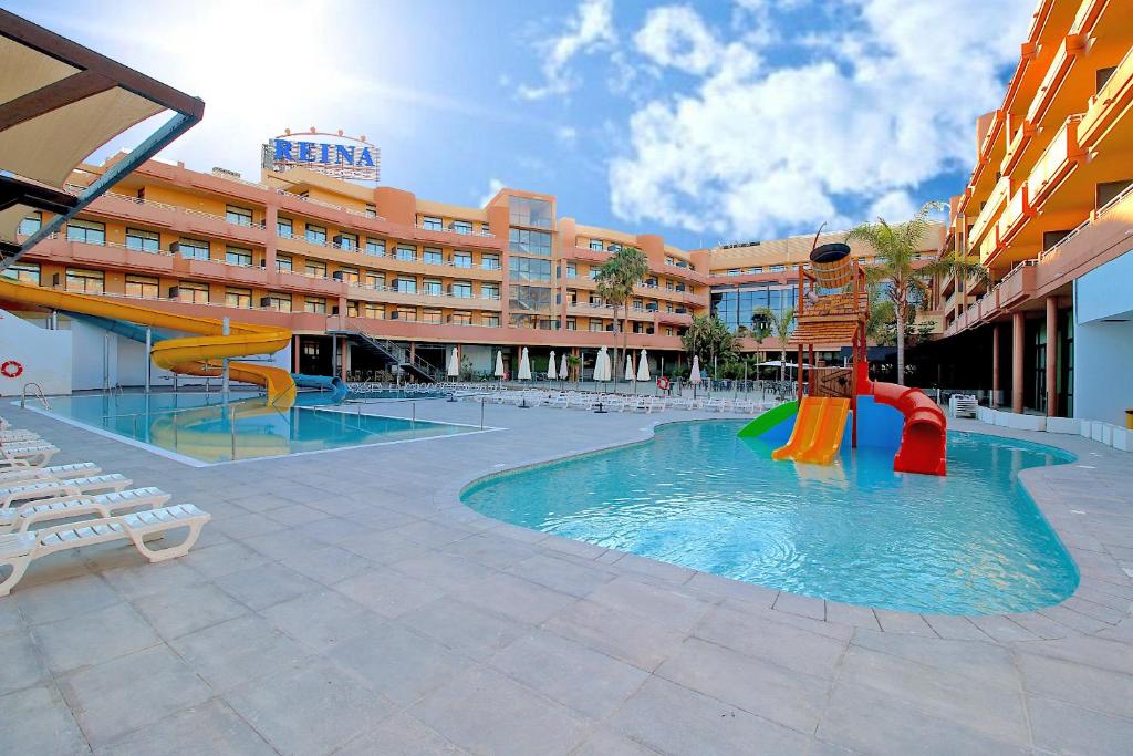 ベラにあるAdvise Hotels Reinaのホテルの中央にスライド付きのスイミングプール