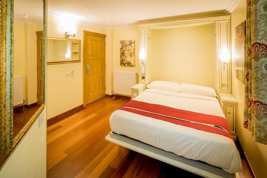 Postel nebo postele na pokoji v ubytování Linton Hotel Luton