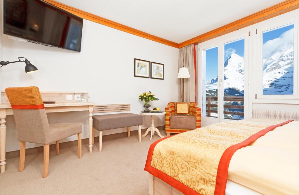 Postel nebo postele na pokoji v ubytování Eiger Mürren Swiss Quality Hotel