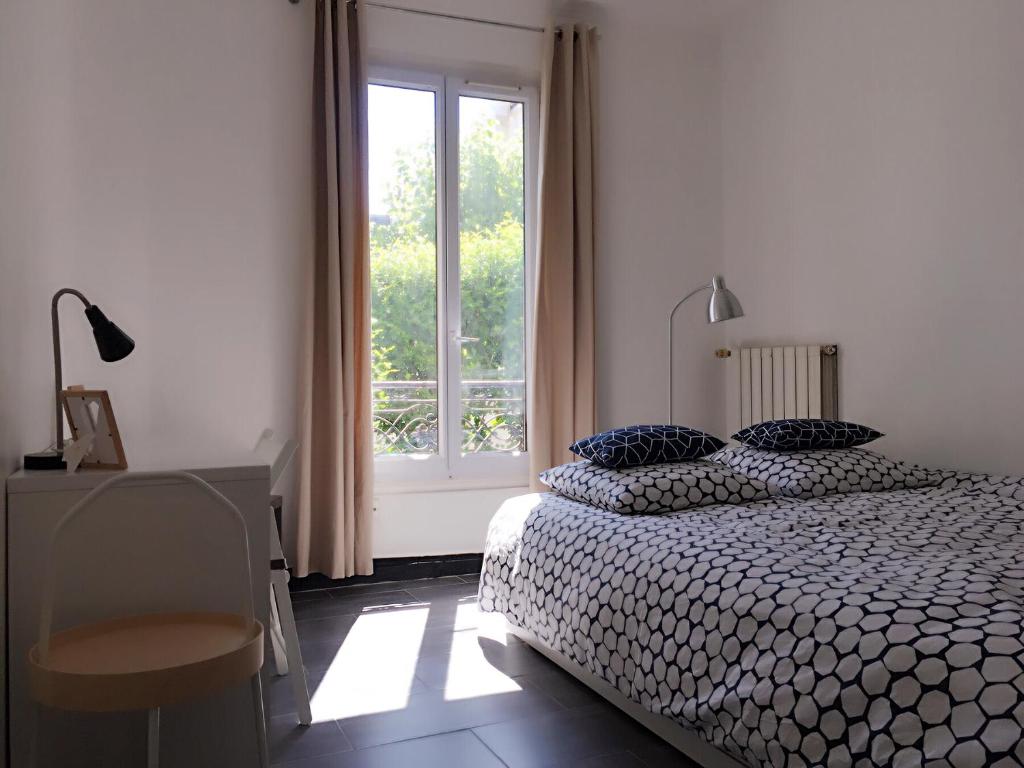 ボワ・コロンブにあるWest Paris Standard Flat with private gardenのベッドルーム(ベッド1台、窓付)