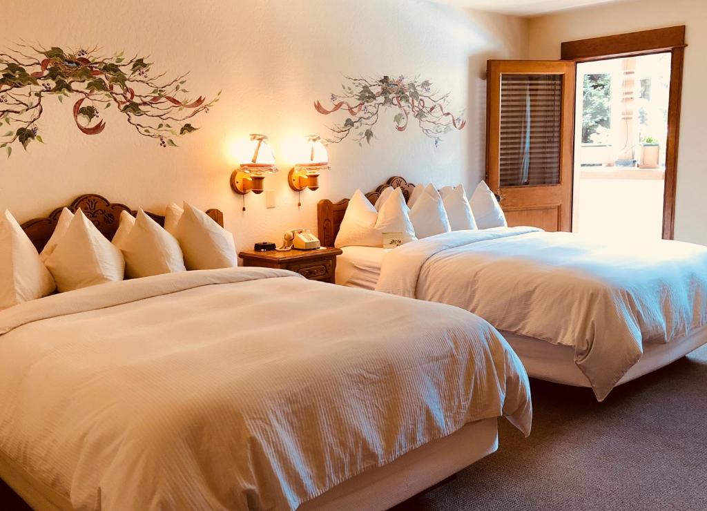 A bed or beds in a room at Enzian Inn