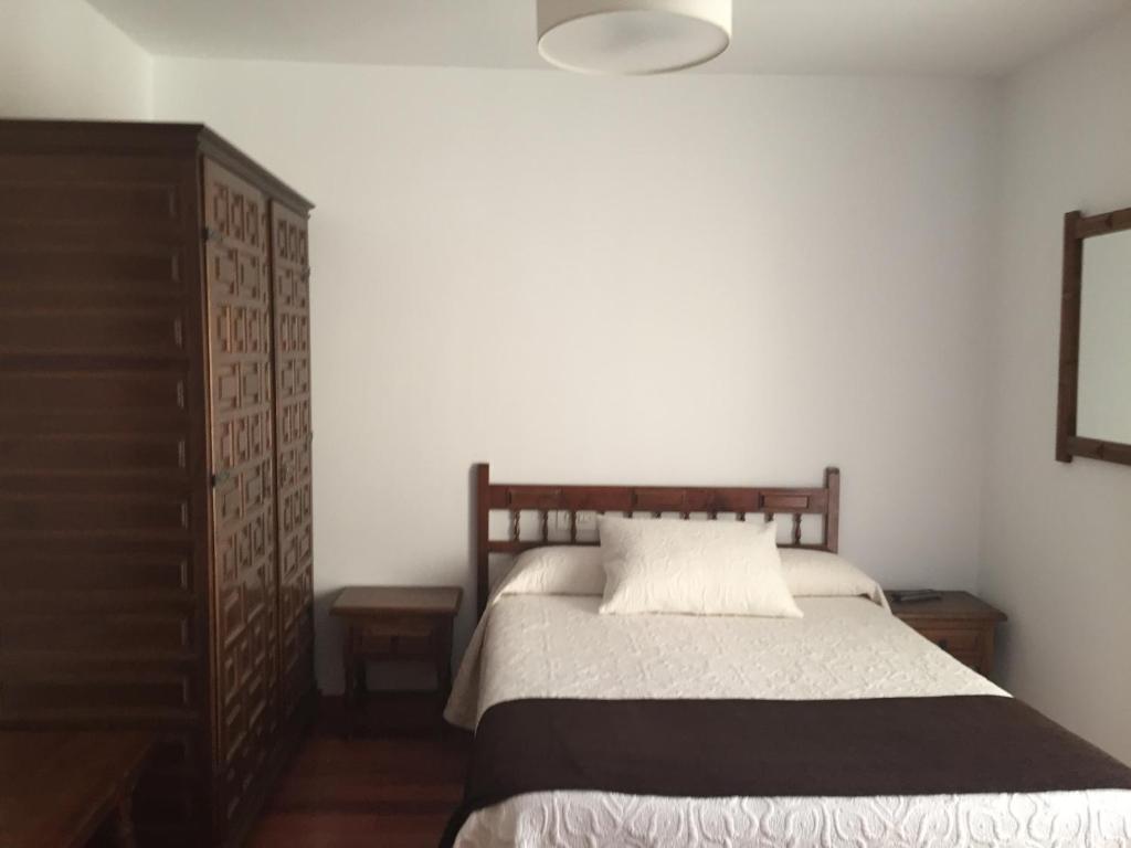 A bed or beds in a room at Hotel Rural Nova Ruta