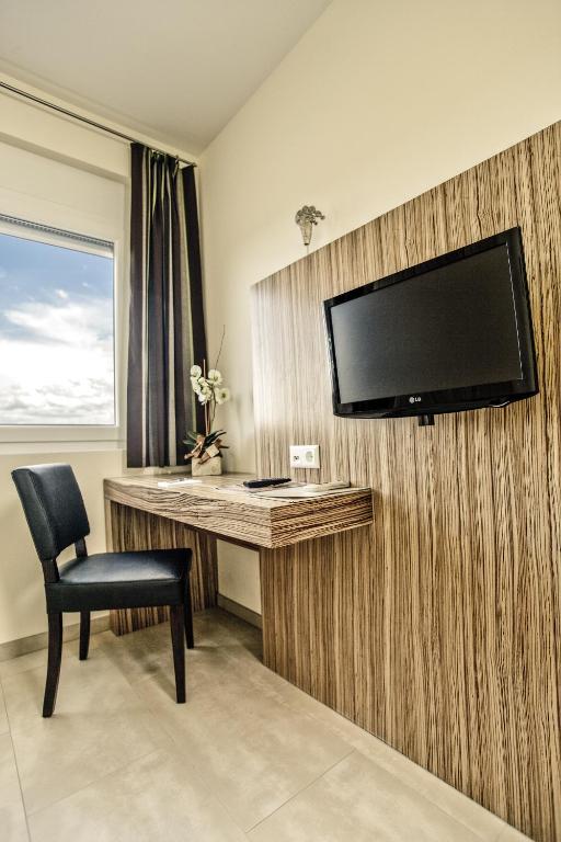 TV a/nebo společenská místnost v ubytování Hotel Maxis - digitaler Self-check-in -