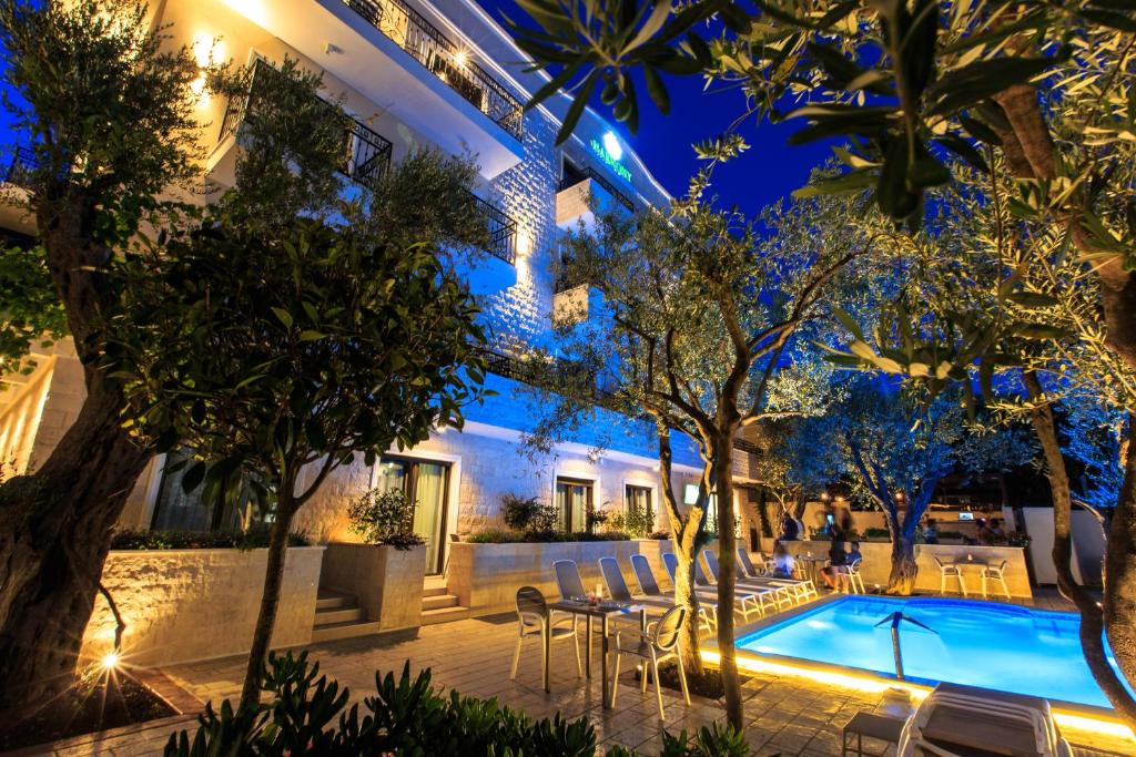 Bazén v ubytování Hotel Harmony by Aycon nebo v jeho okolí