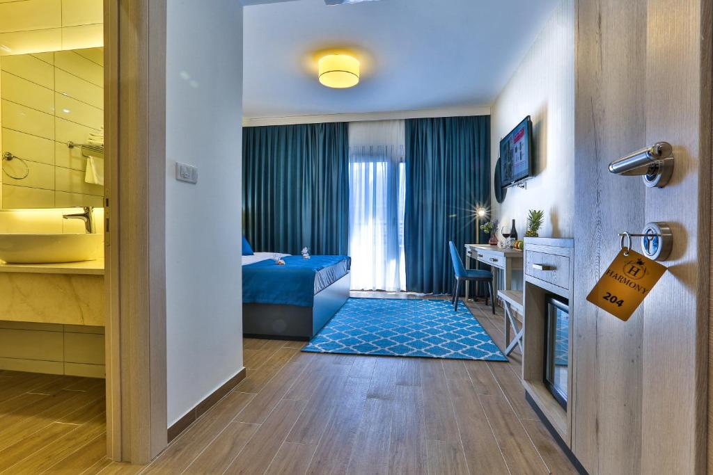 Postel nebo postele na pokoji v ubytování Hotel Harmony by Aycon