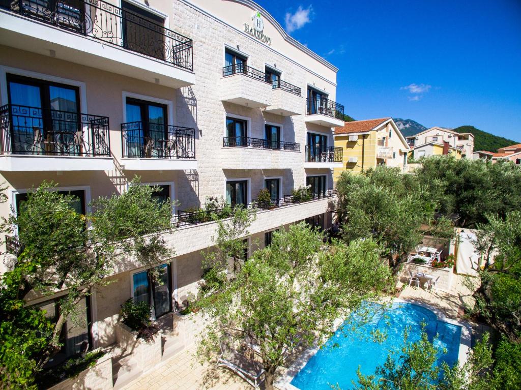 Bazén v ubytování Hotel Harmony by Aycon nebo v jeho okolí