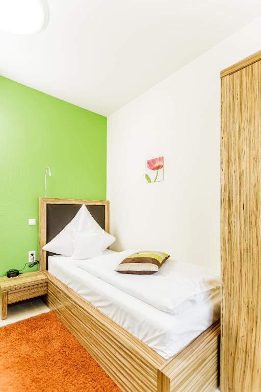 Postel nebo postele na pokoji v ubytování Hotel Maxis - digitaler Self-check-in -