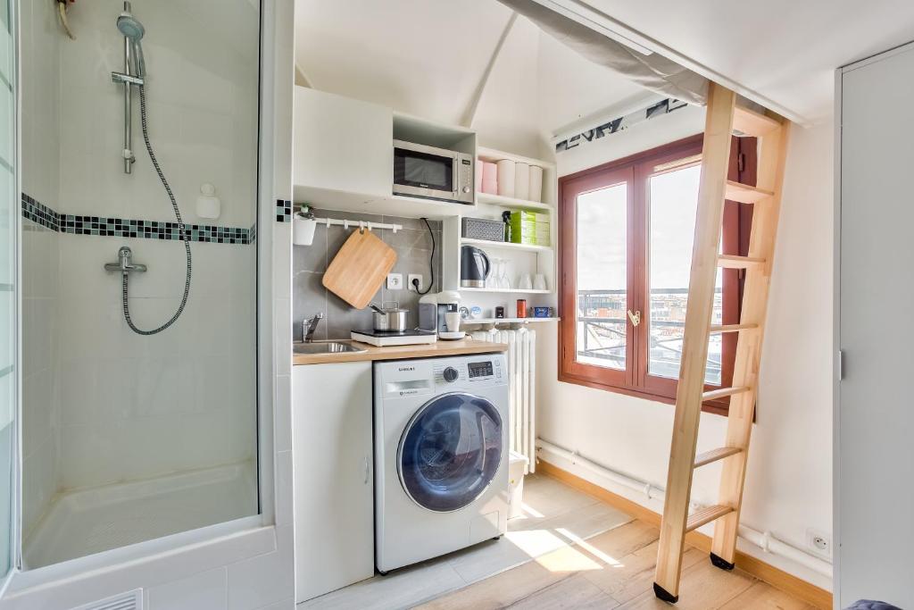 - une buanderie avec un lave-linge et un sèche-linge dans l'établissement Charming Studio - Palais de Congres, à Paris