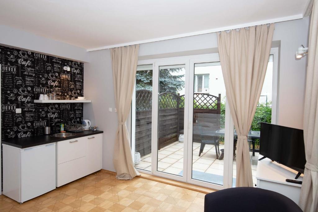 TV a/nebo společenská místnost v ubytování Saska Kępa Apartamenty