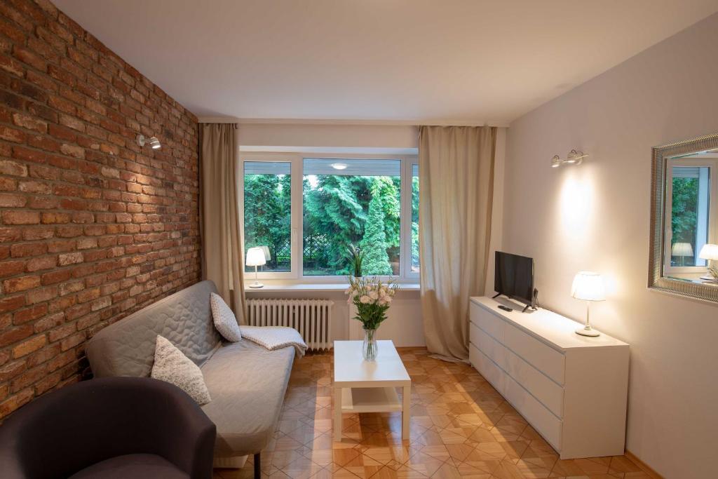TV a/nebo společenská místnost v ubytování Saska Kępa Apartamenty