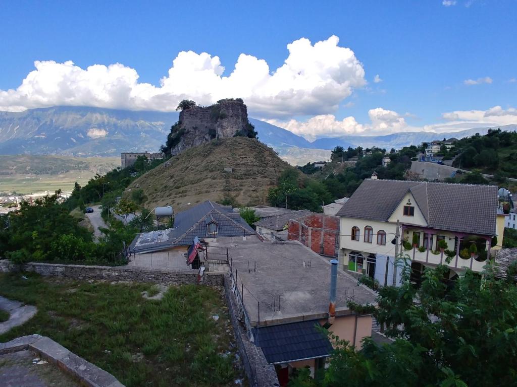 vista su un villaggio con una montagna sullo sfondo di Guest House Urat a Gjirokastër