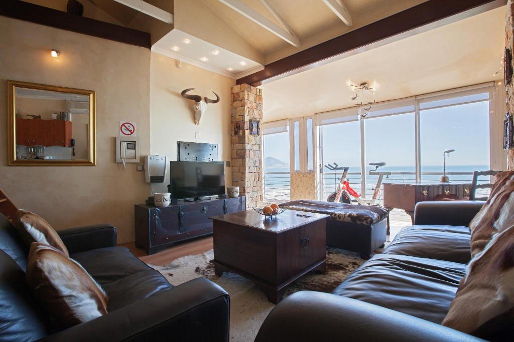 salon z kanapą i telewizorem w obiekcie Leisure Bay 306 by CTHA w Kapsztadzie