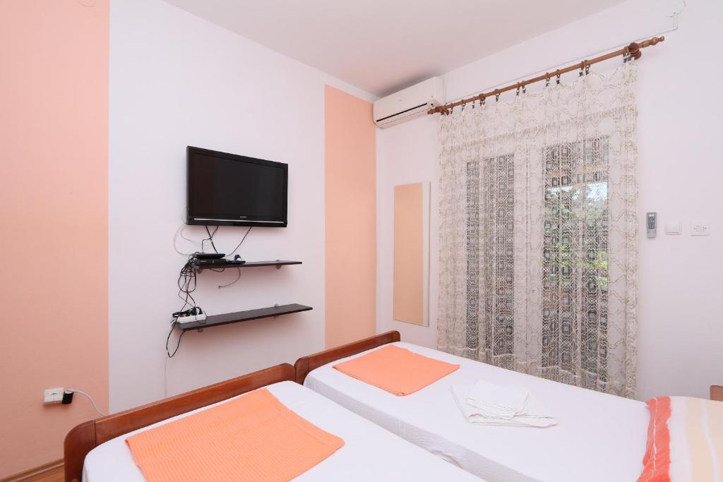 Łóżko lub łóżka w pokoju w obiekcie Apartments Novalja