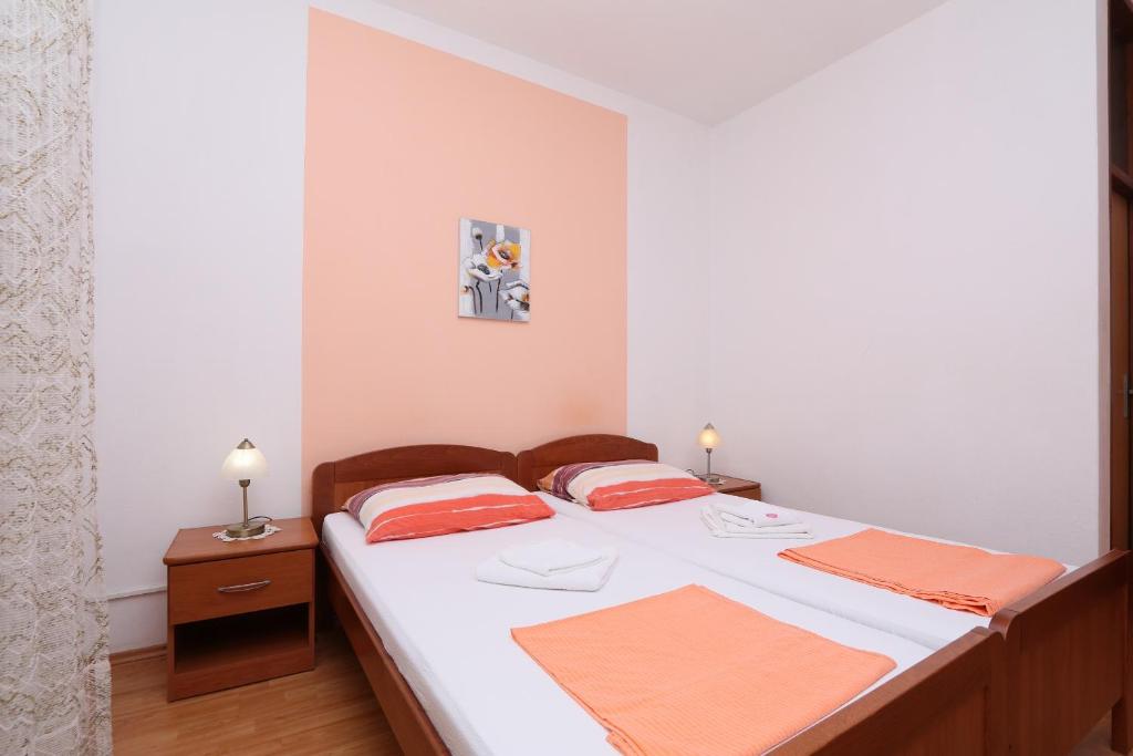 Łóżko lub łóżka w pokoju w obiekcie Apartments Novalja