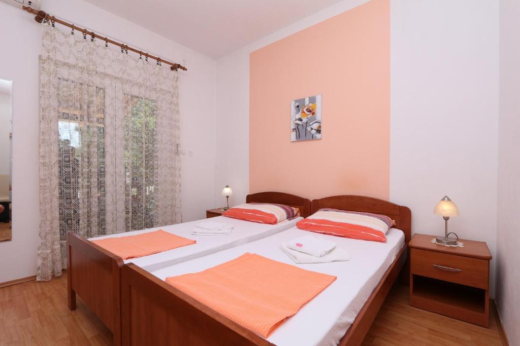 Łóżko lub łóżka w pokoju w obiekcie Apartments Novalja