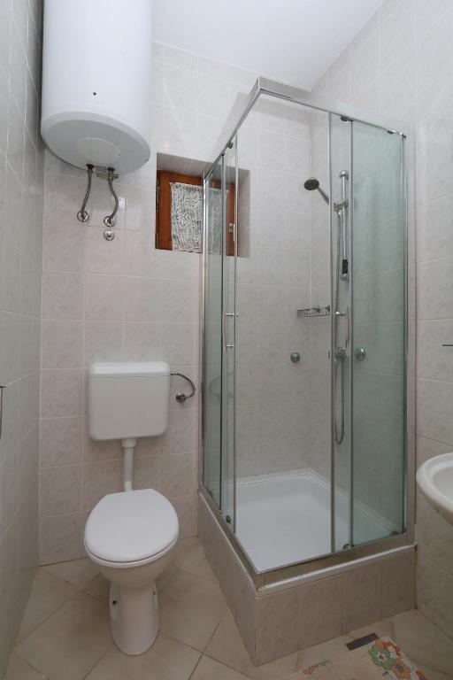 Łazienka w obiekcie Apartments Novalja