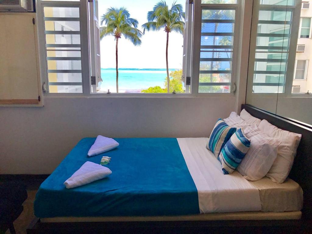 Schlafzimmer mit einem Bett und Meerblick in der Unterkunft Coco Mar Oceanview Studios in San Juan