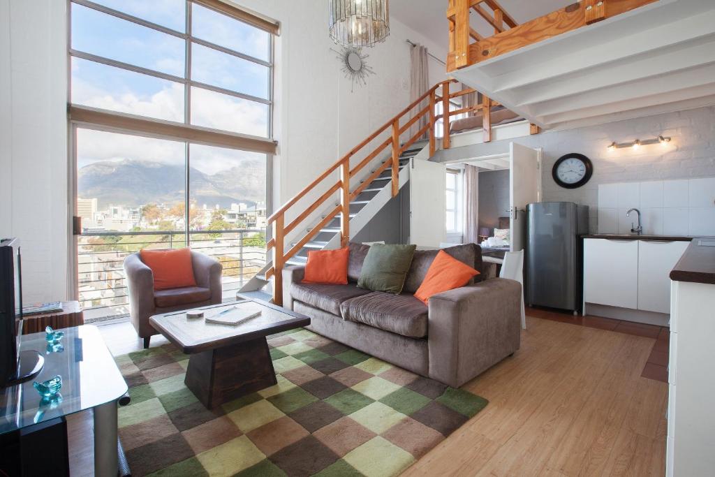 sala de estar con sofá y mesa en Harbour Terrace 48 by CTHA, en Ciudad del Cabo