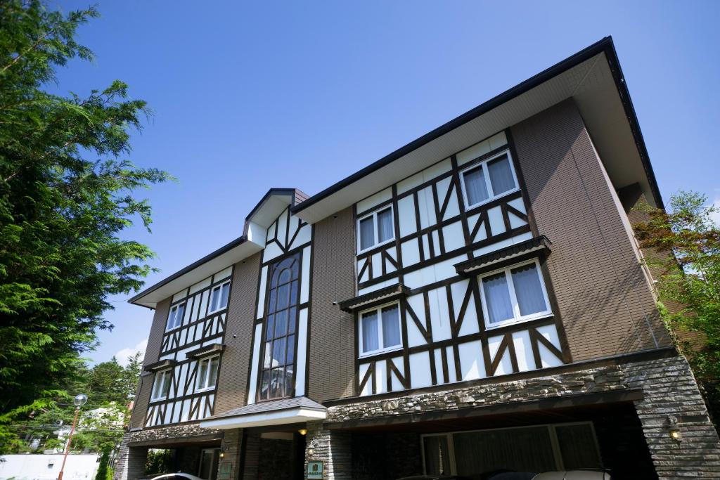 budynek z czarno-białymi oknami w obiekcie Hotel Karuizawa Elegance w mieście Karuizawa
