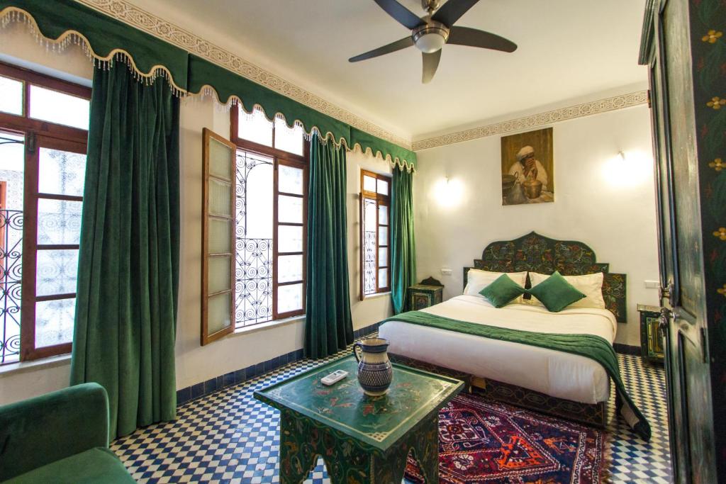 Postel nebo postele na pokoji v ubytování Riad Dar Bab Guissa