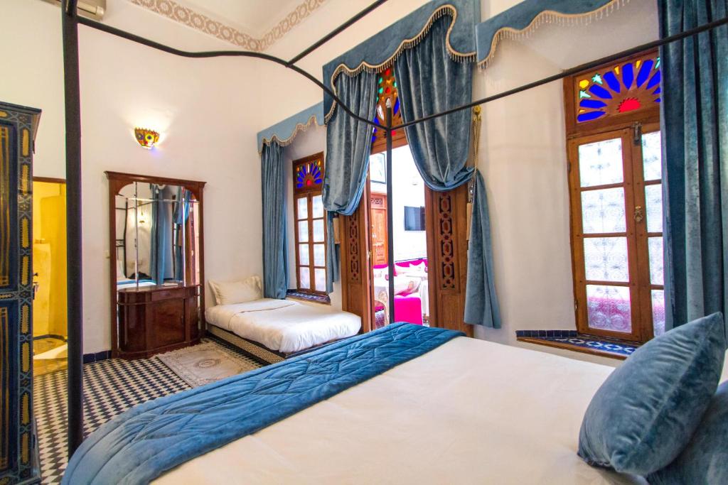 Postel nebo postele na pokoji v ubytování Riad Dar Bab Guissa