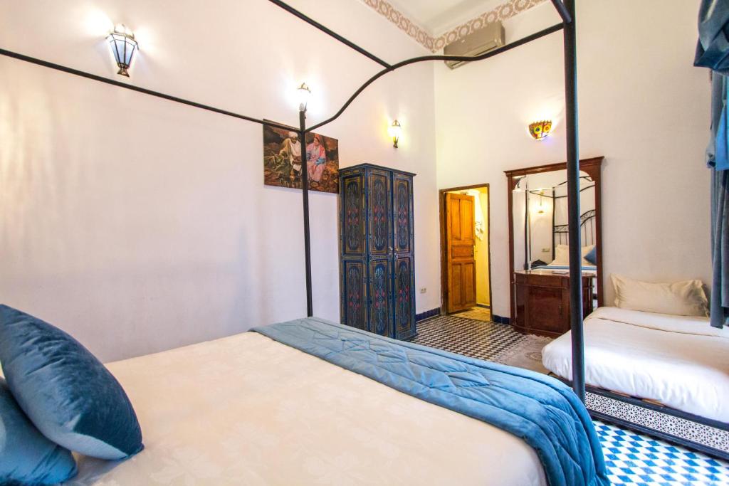 Postel nebo postele na pokoji v ubytování Riad Dar Bab Guissa
