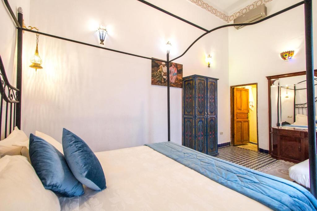 Postel nebo postele na pokoji v ubytování Riad Dar Bab Guissa