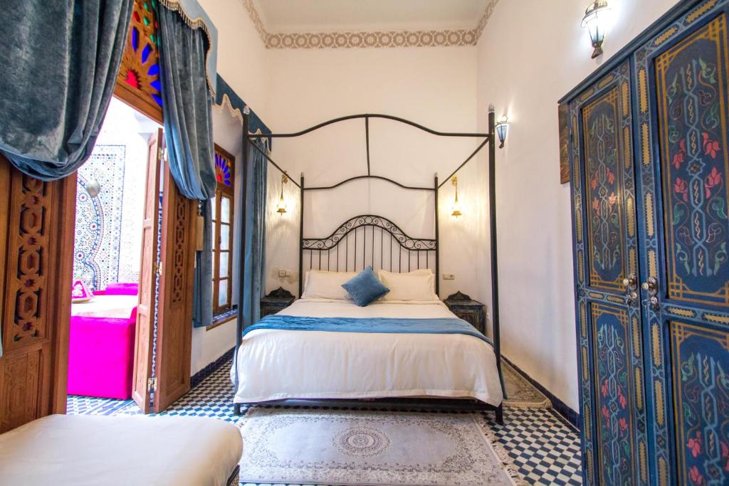 Postel nebo postele na pokoji v ubytování Riad Dar Bab Guissa