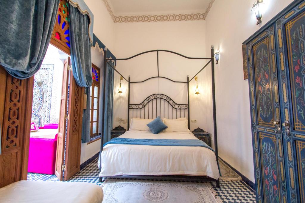 Postel nebo postele na pokoji v ubytování Riad Dar Bab Guissa