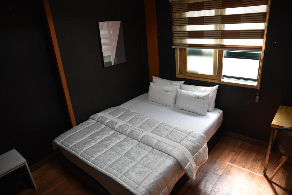 Postel nebo postele na pokoji v ubytování Business Hotel Busan Station