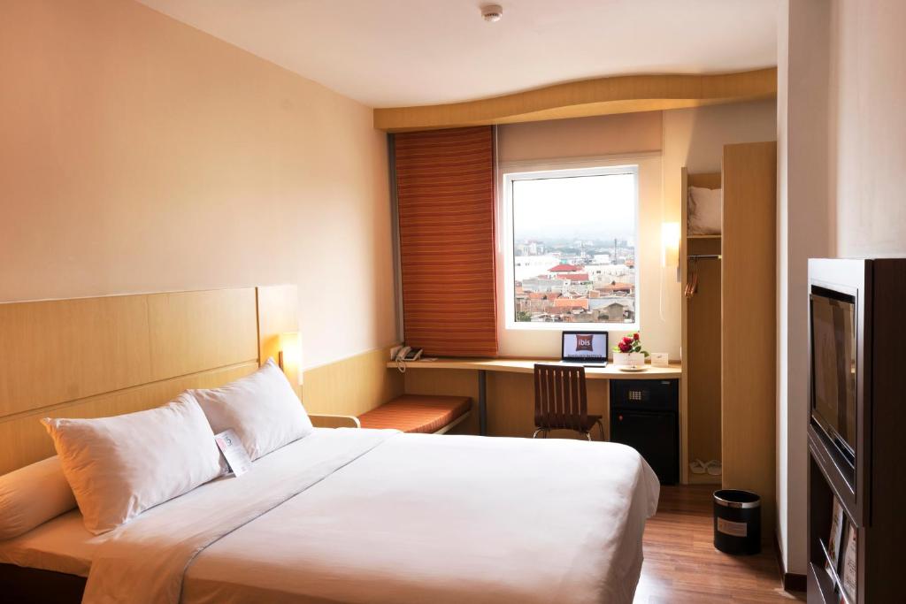 Llit o llits en una habitació de Ibis Bandung Pasteur