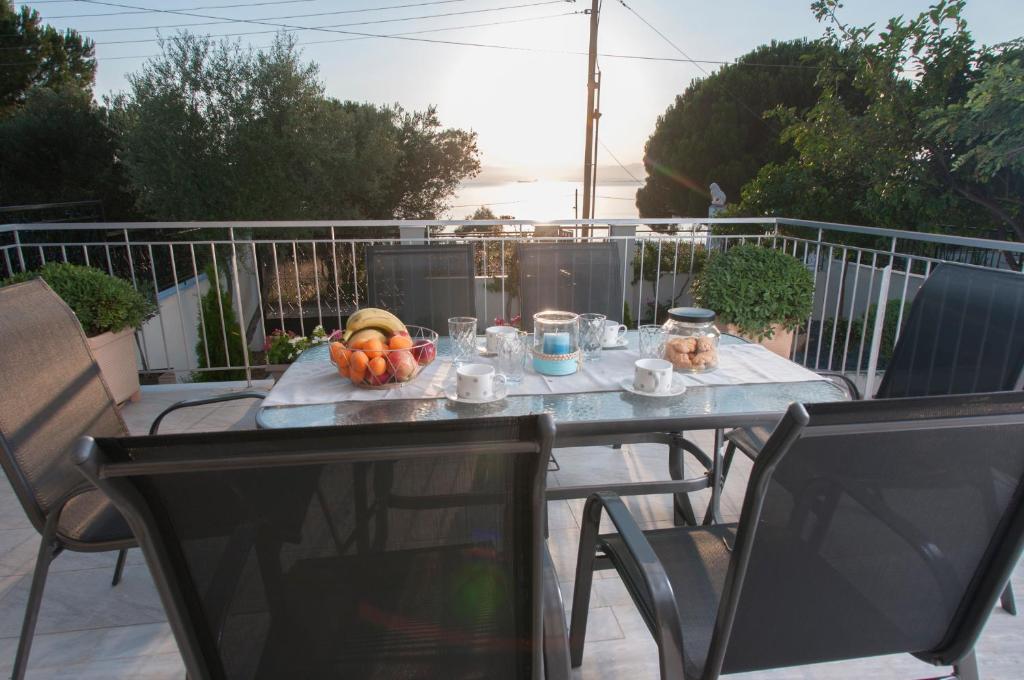 una mesa con un bol de fruta en ella en A perfect summer destination next to the sea, en Mikri Mantineia